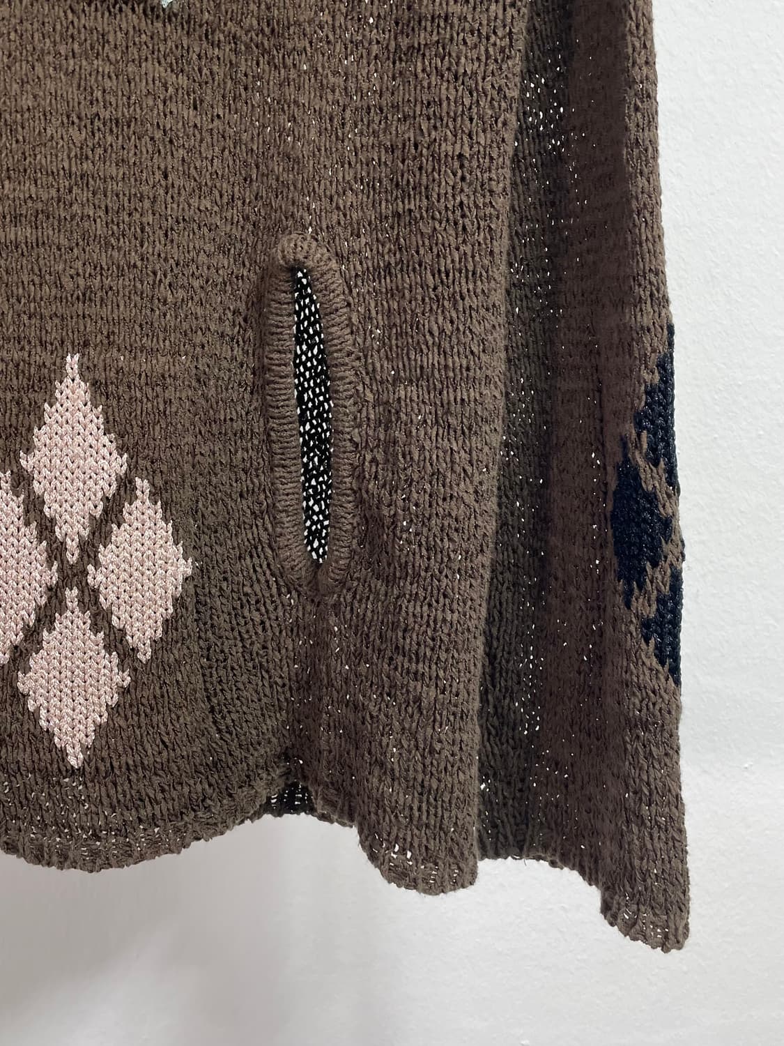 더오픈 프로덕트 아가일 컷아웃 니트(on.421) 상품이미지5