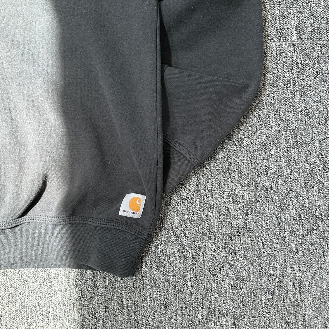 칼하트 미드웨이트 블랙 맨투맨 상품이미지2