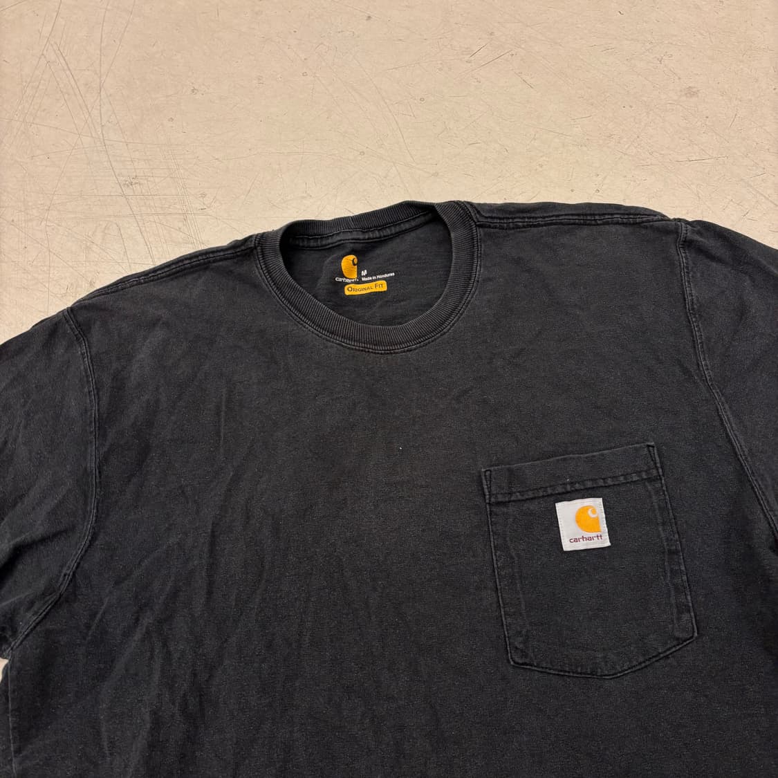 칼하트 포켓로고 블랙 반팔티 상품이미지2