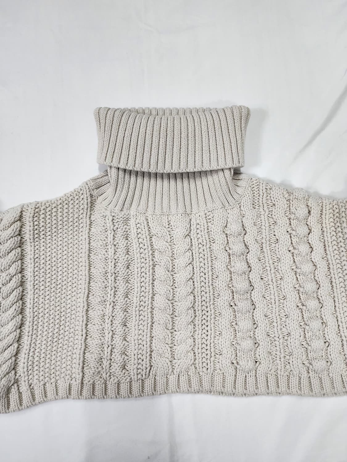 코스 아이보리 꽈배기 크롭 니트 탑 상품이미지3