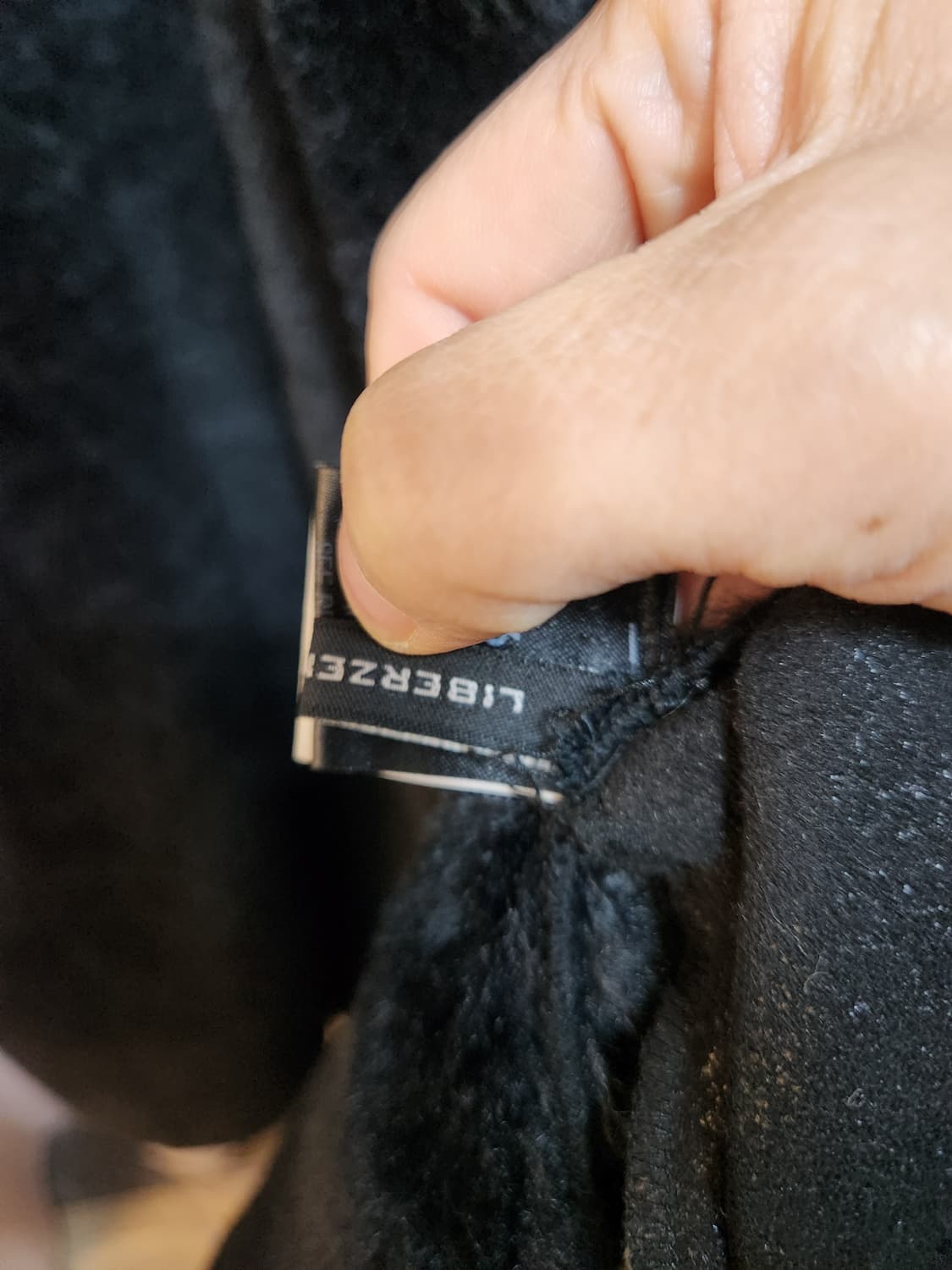 LIBERZEN 블랙 무스탕  코트 상품이미지6