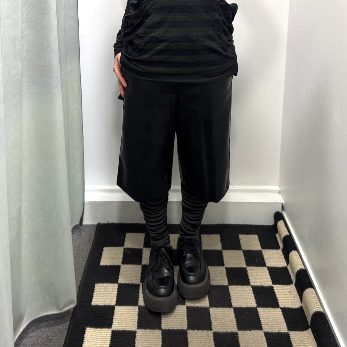 Helder 블랙 페이크레더 버뮤다 팬츠 상품이미지1