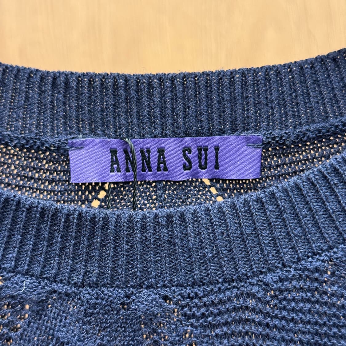 안나수이 퍼프 소매 반팔 니트 시스루 짜임 플라워 자수 디테일 네이비 상품이미지7