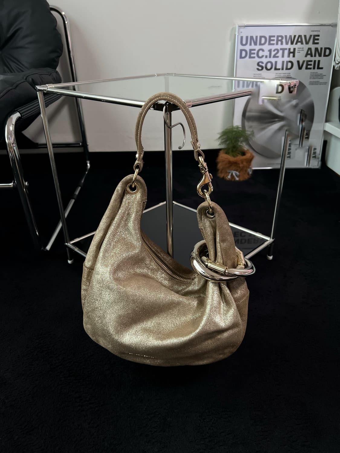 지미추 메탈릭 베이지 스웨이드 솔라 호보백 상품이미지1