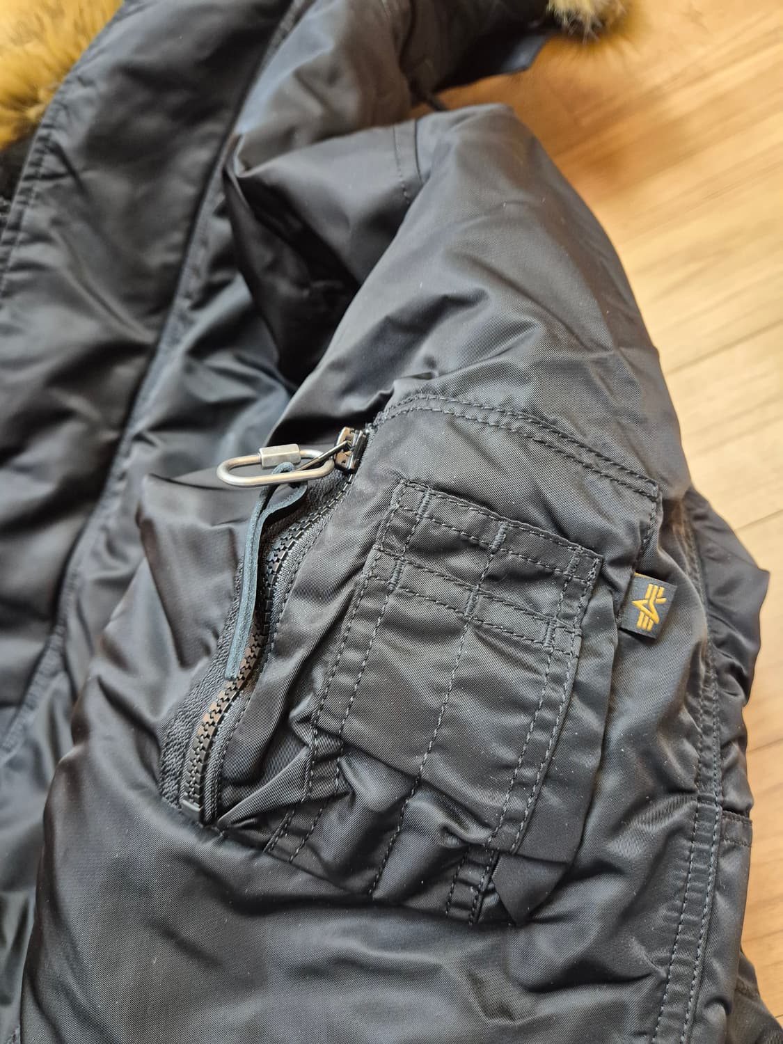 알파인더스트리 블랙 색상 패딩 XL 사이즈입니다. 후드에 털이 달려있어  상품이미지6