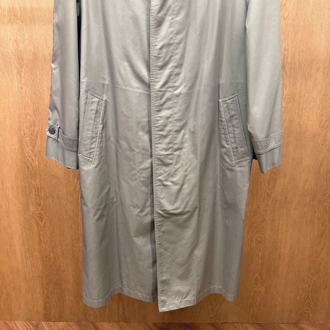 입생로랑 트렌치 코트 히든 버튼업 견장 백 슬릿 디테일 레귤러핏 그레이 상품이미지5