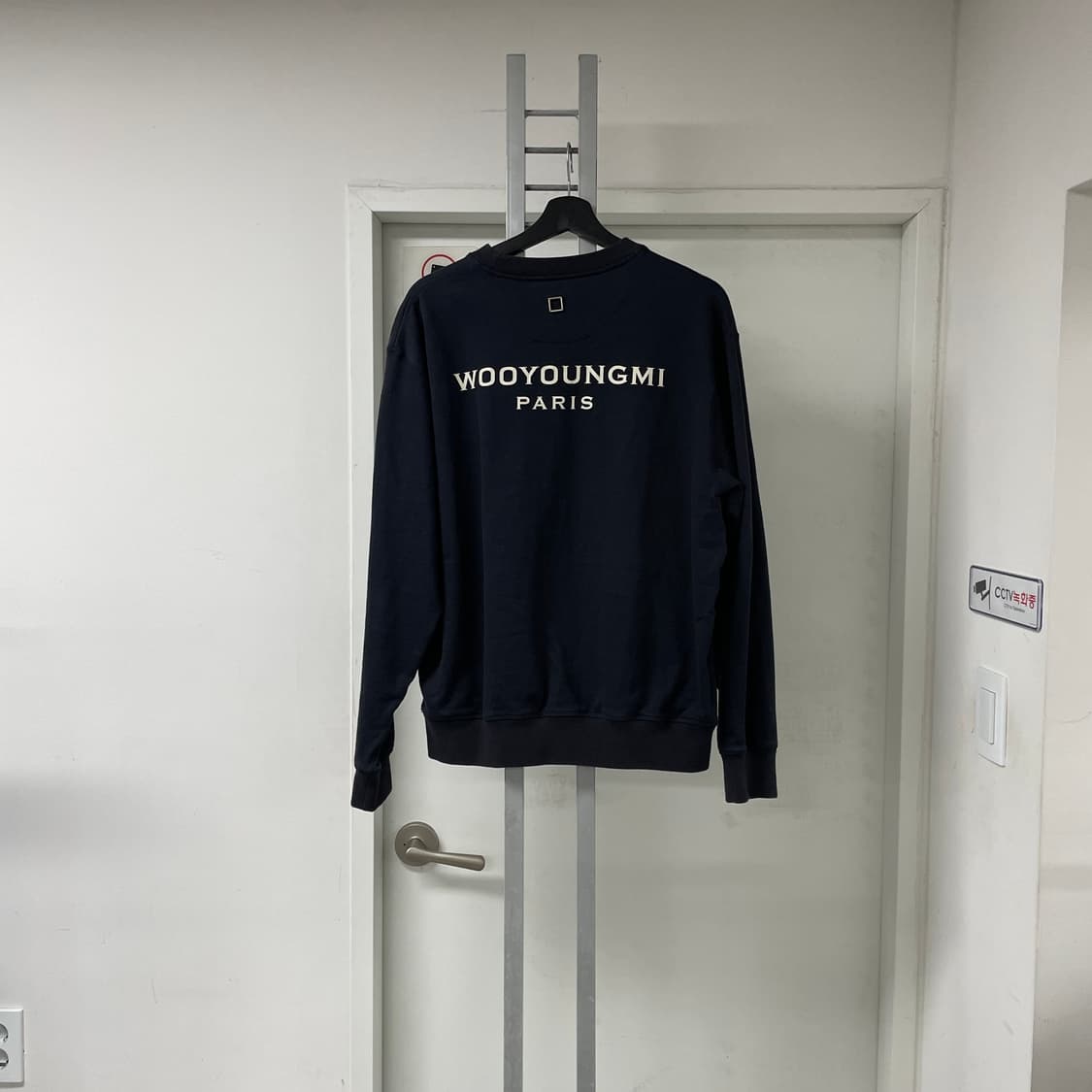 2024 우영미 백로고 맨투맨 네이비 46 상품이미지1