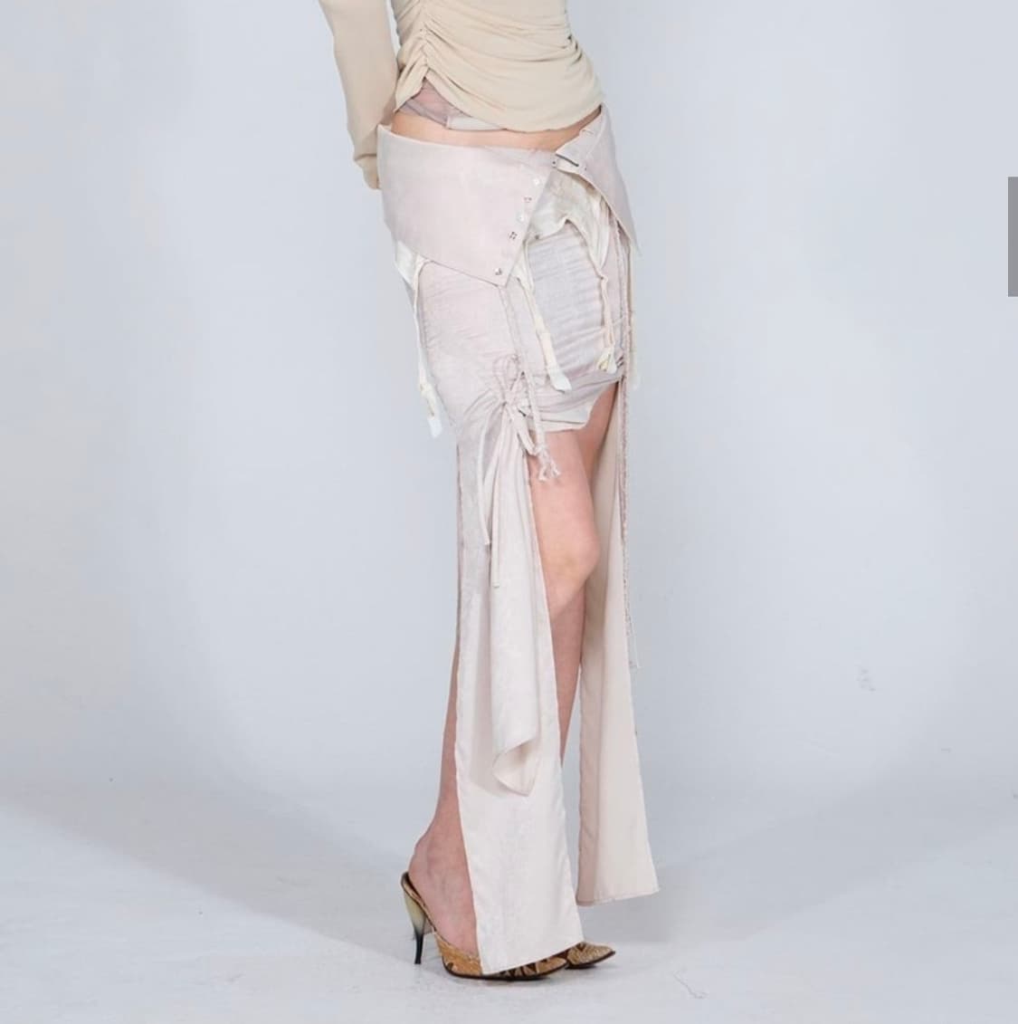 [새제품] 스컬프터 Braid Detail Satin Skirt Raw 상품이미지1