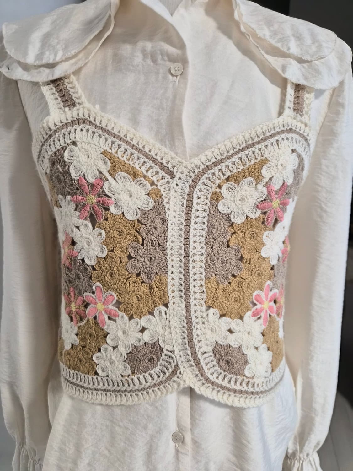 [새상품 ]로맨틱 입체 플라워 자수 크로셰 조끼 & 빅카라 블라우스 상품이미지3