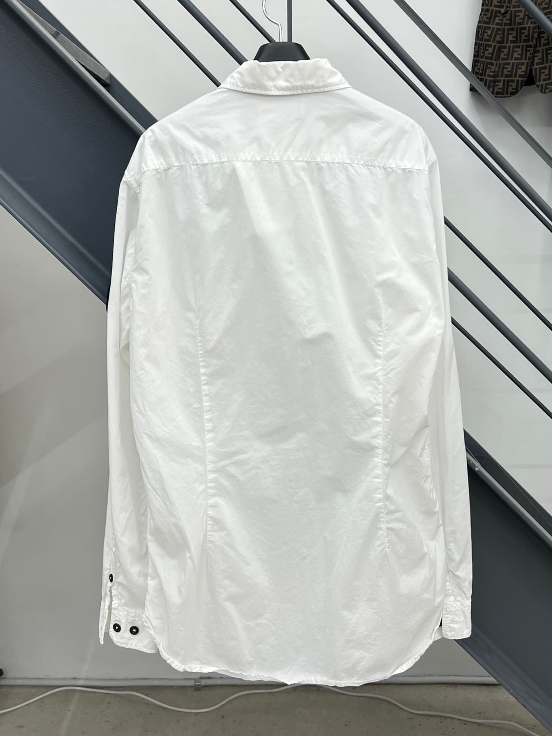 스톤아일랜드 와펜 화이트 포켓 셔츠 상품이미지3