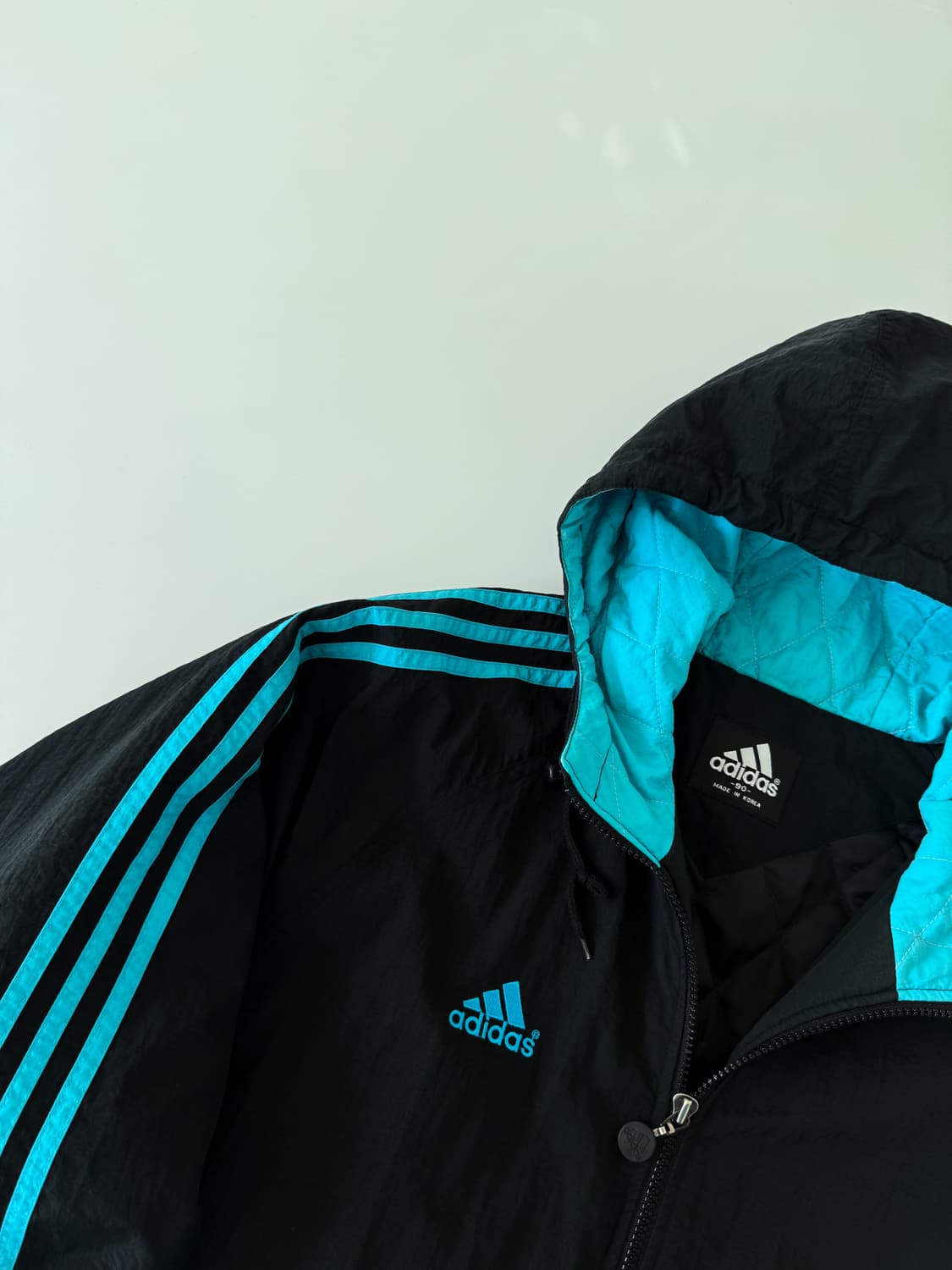 아디다스 90‘s 루즈핏 네이비 하늘 배색 누빔 후드 점퍼 상품이미지4