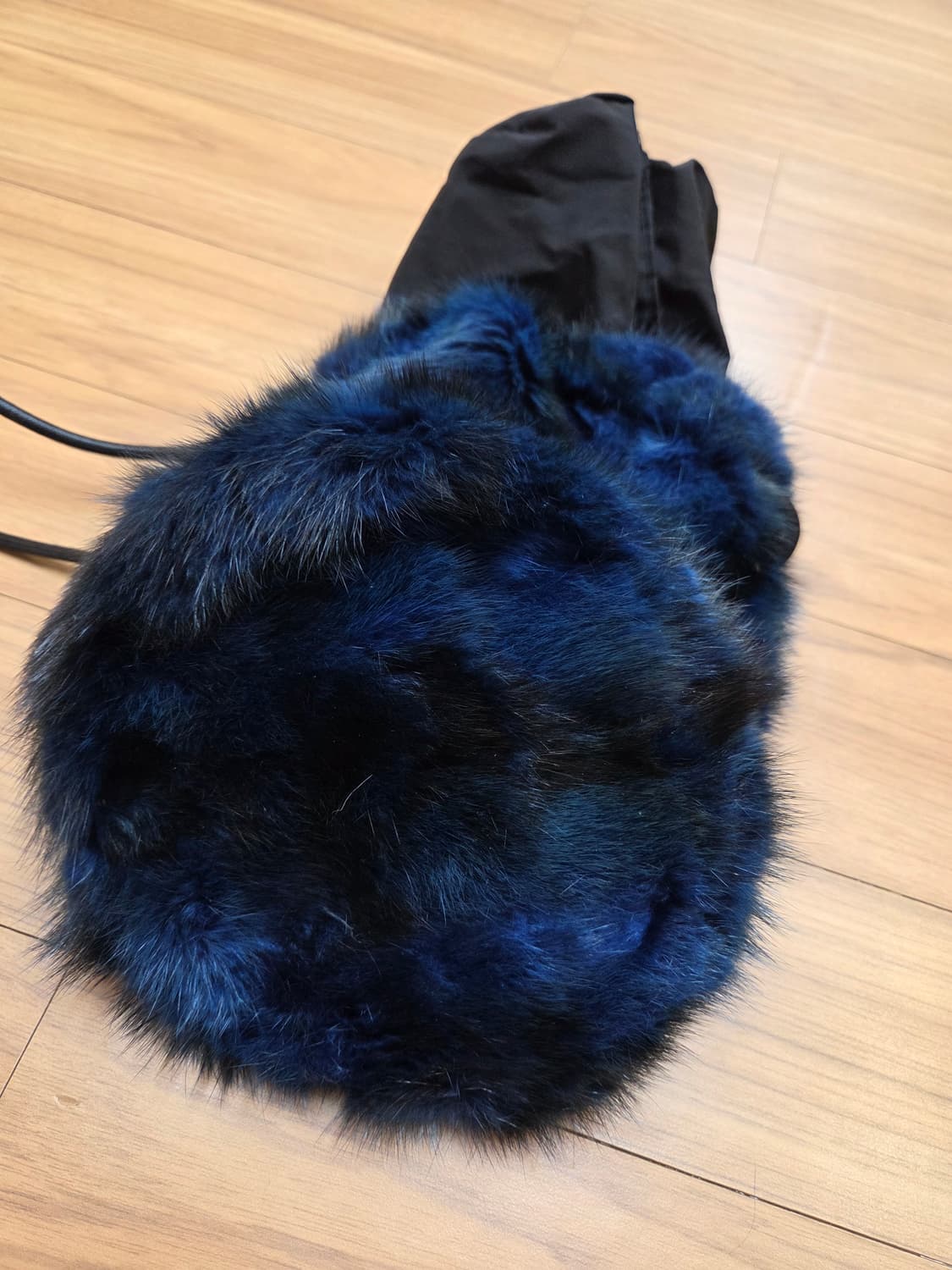 파란색과 검은색 털이 섞여 오묘한 색감을 내는 폭스 퍼 복주머니 가방입니 상품이미지7