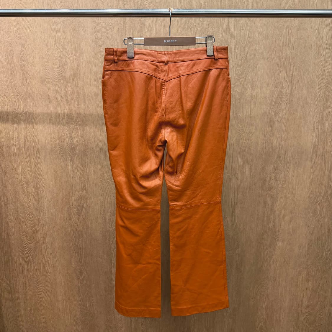 띠어리 레더 팬츠 미들 탑 절개 라인 디테일 부츠컷 오렌지 브라운 상품이미지3