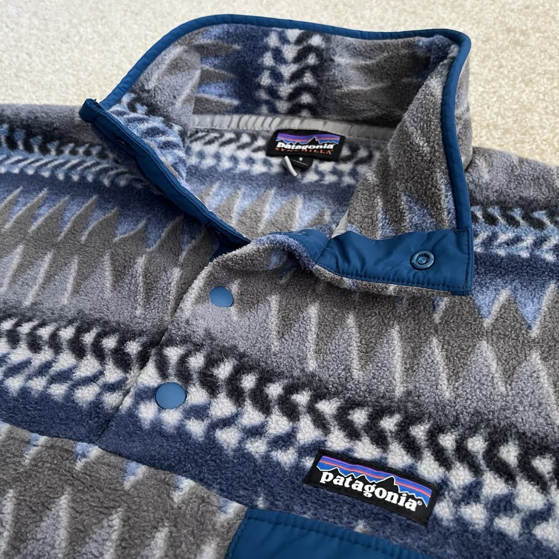 13FW 파타고니아 신칠라 스냅-티 플리스 트라이앵글 패턴 블루/그레이 상품이미지3