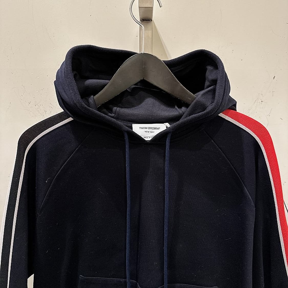 톰 브라운 남성 네이비 사이드 스트라이프 풀오버 후드  상품이미지2