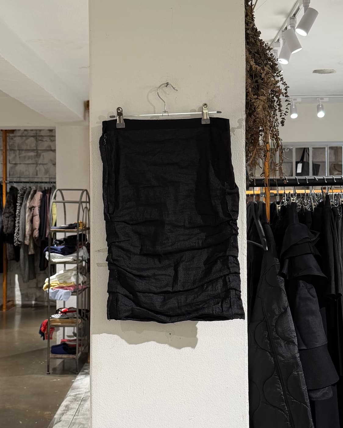 랑방 블랙 드레이프 미디 스커트 상품이미지4