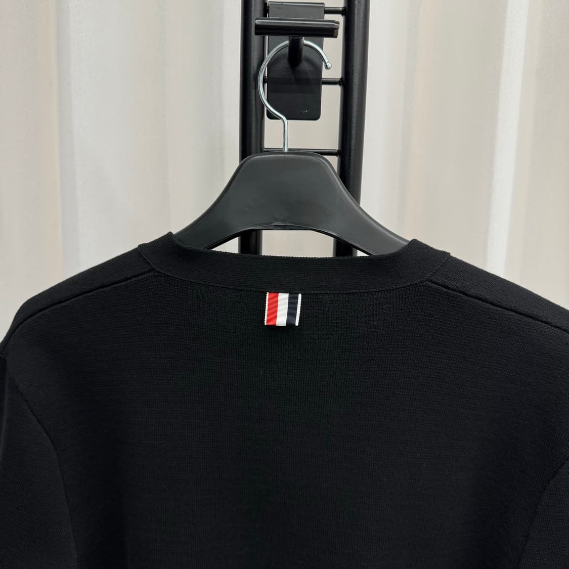 [25년9월구매/2] 톰브라운 밀라노스티치 가디건 블랙 상품이미지4