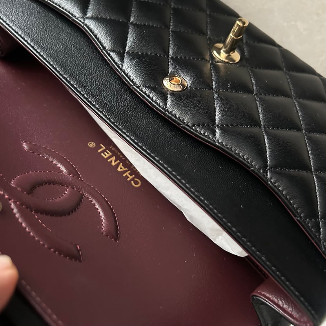 새상품 샤넬 클래식 플랩백11.12 미듐 블랙 24년12월구매 상품이미지7