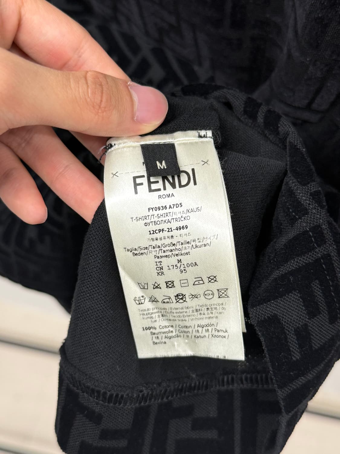 펜디 모노그램 벨벳 반팔 M사이즈 정품 상태좋음 상품이미지4