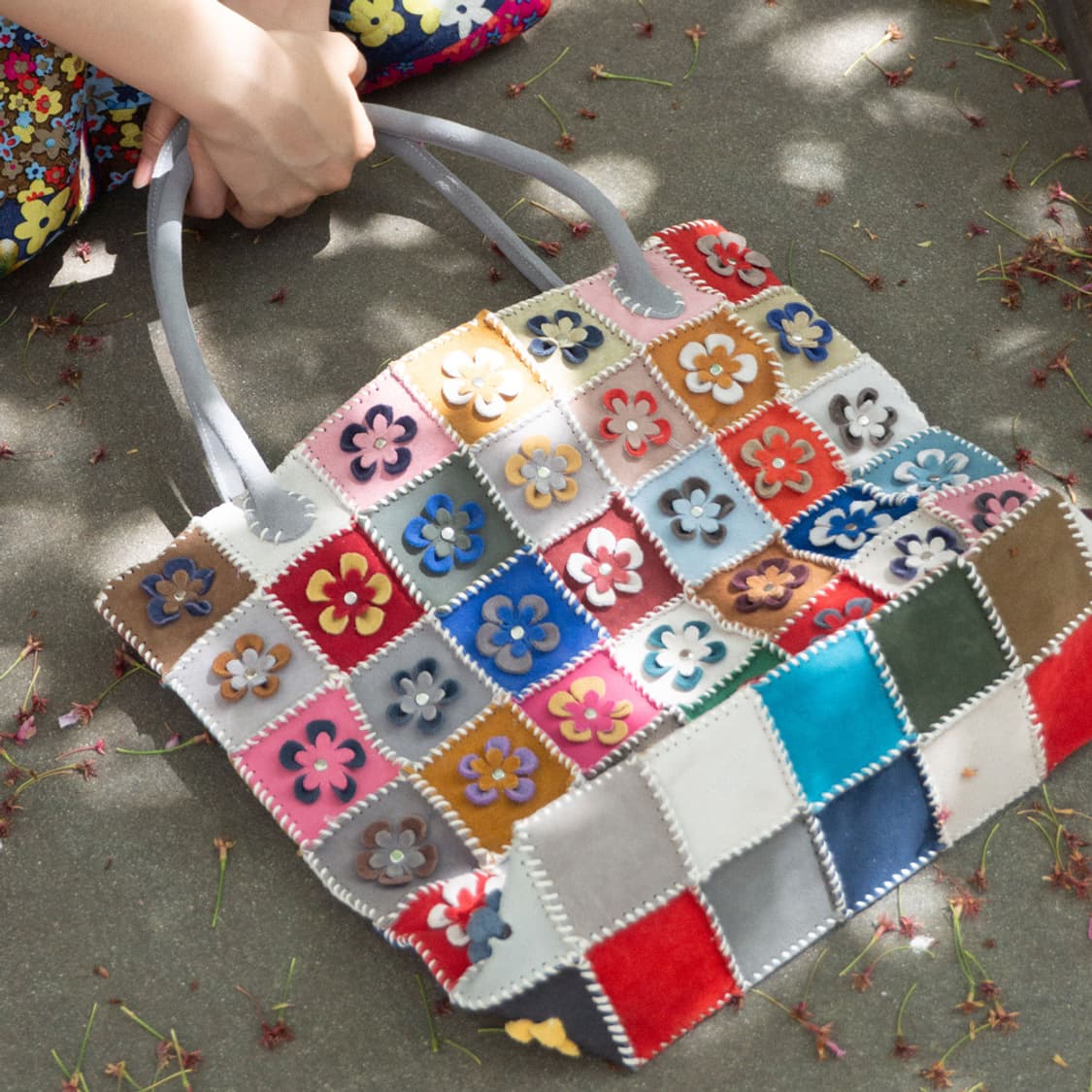 동글꽃 패치워크 스웨이드 가방 상품이미지1