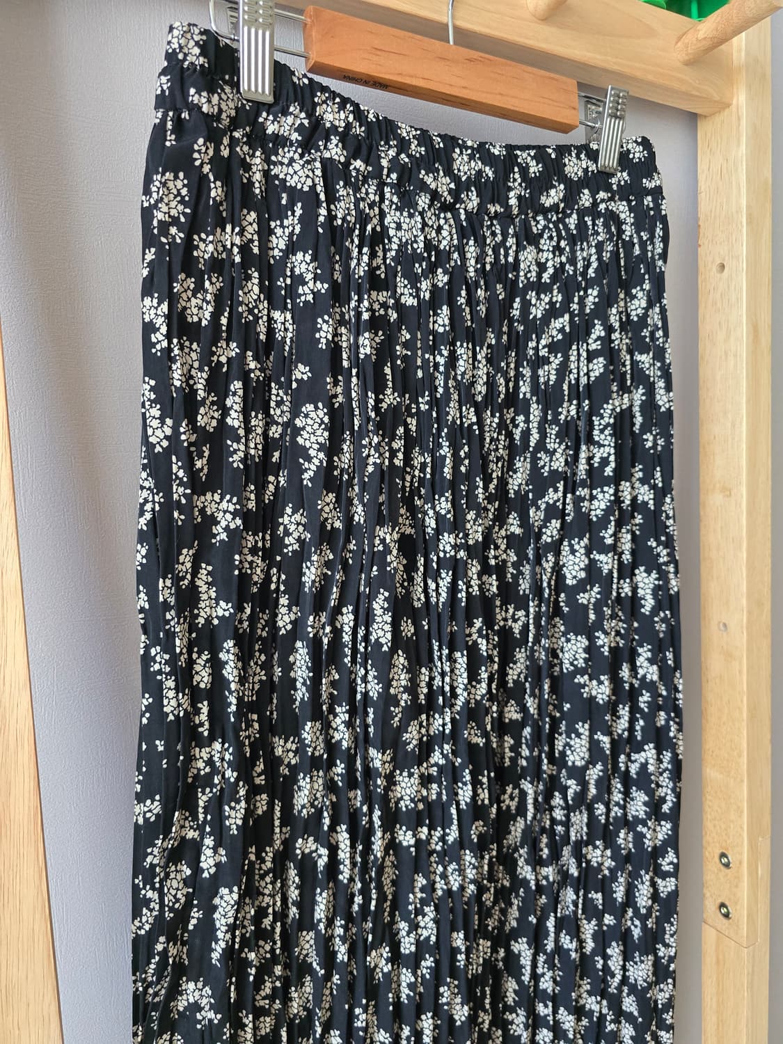 DISCOAT 블랙 잔꽃 플리츠 롱스커트 상품이미지2