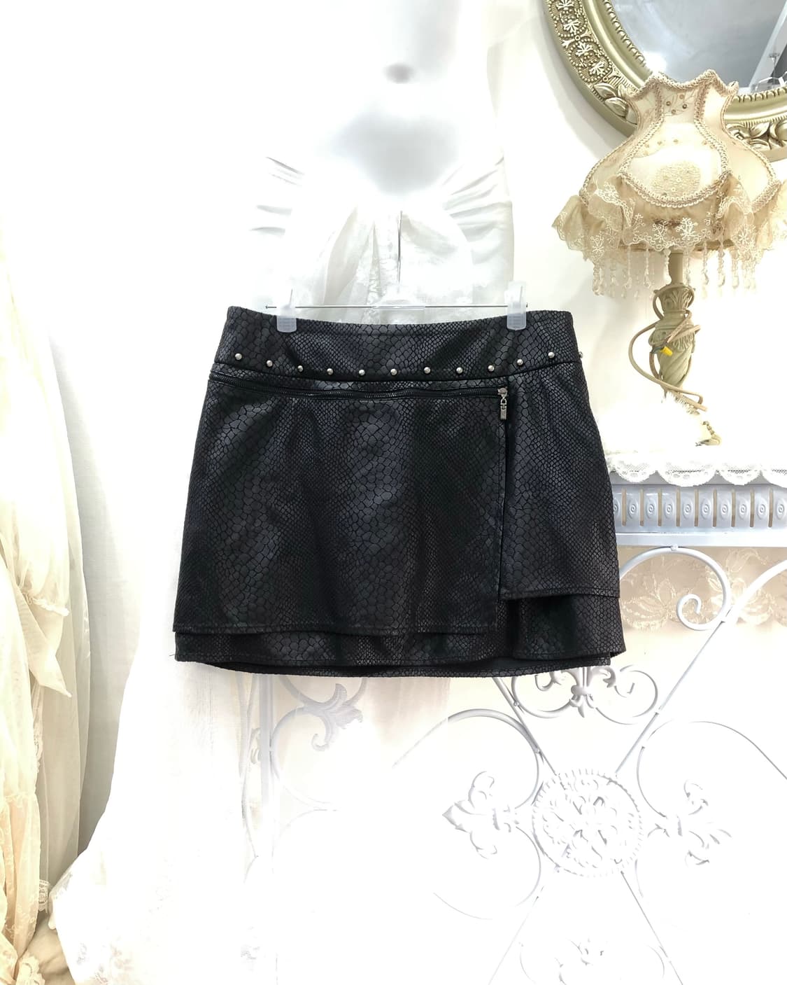 snakeskin texture studded zip mini skirt 상품이미지1