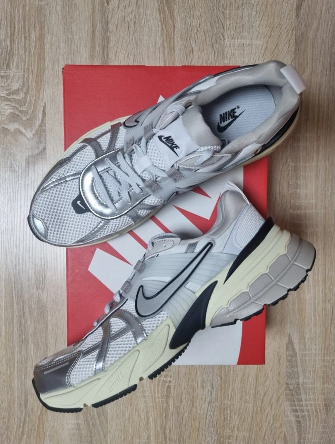 [280][275]나이키 V2K 런 서밋 화이트 메탈릭실버 런테크(W) 상품이미지1