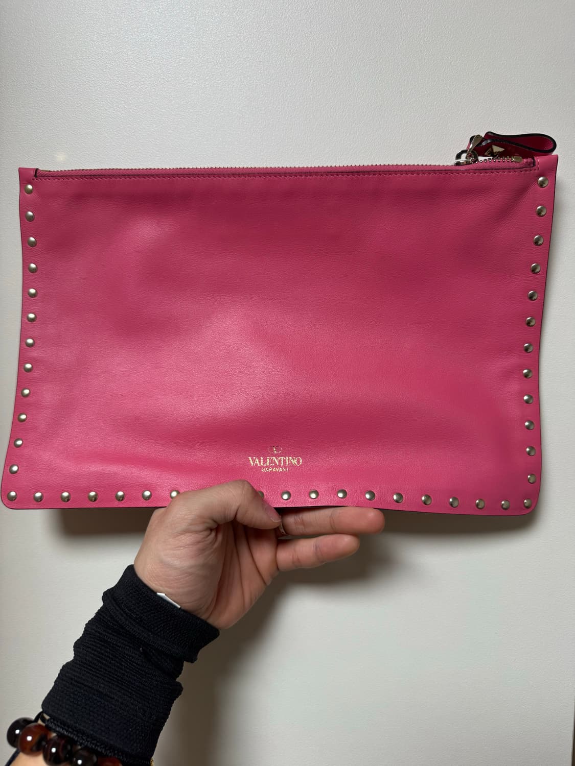 발렌티노 락스터드 레더 클러치백 상품이미지1
