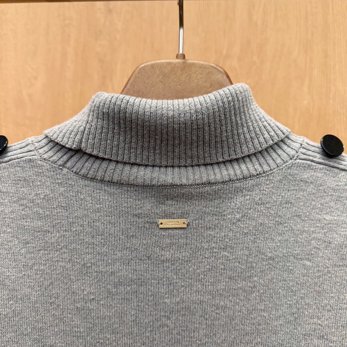 아르마니 익스체인지 터틀넥 니트 숄더 버튼 가로 리브 패턴 디테일 그레이 상품이미지7