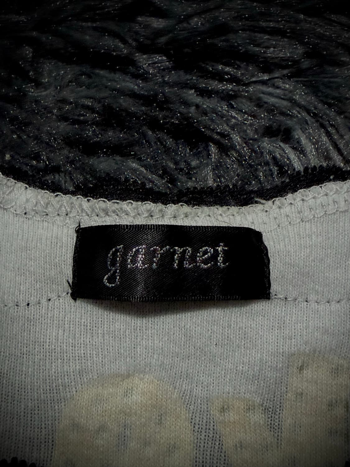 garnet 레터링 프린팅 윙 자수 큐빅 레이스 화이트 슬리브리스 상품이미지9