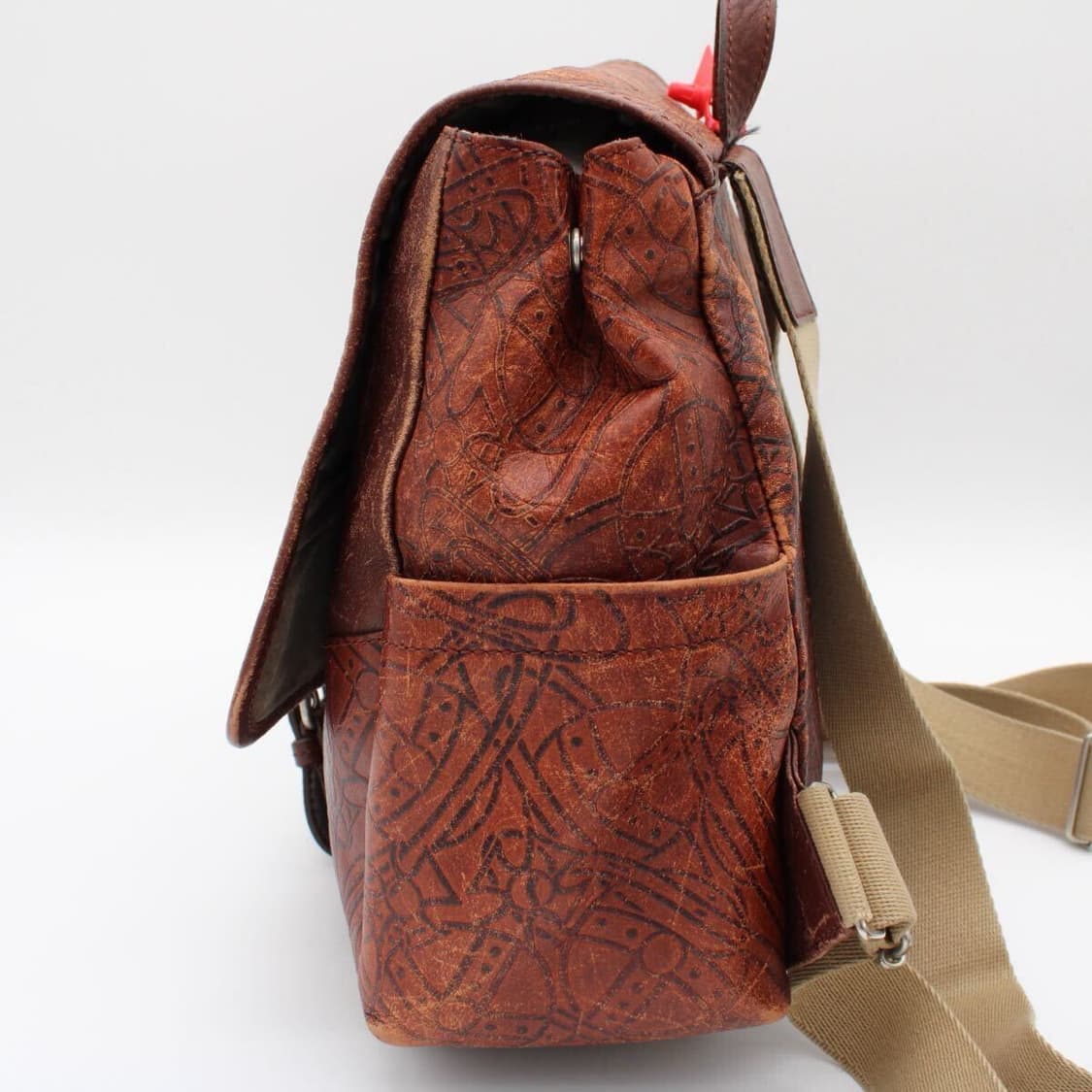 비비안 웨스트우드 로고 패턴 엠보싱 가죽 백팩 상품이미지3