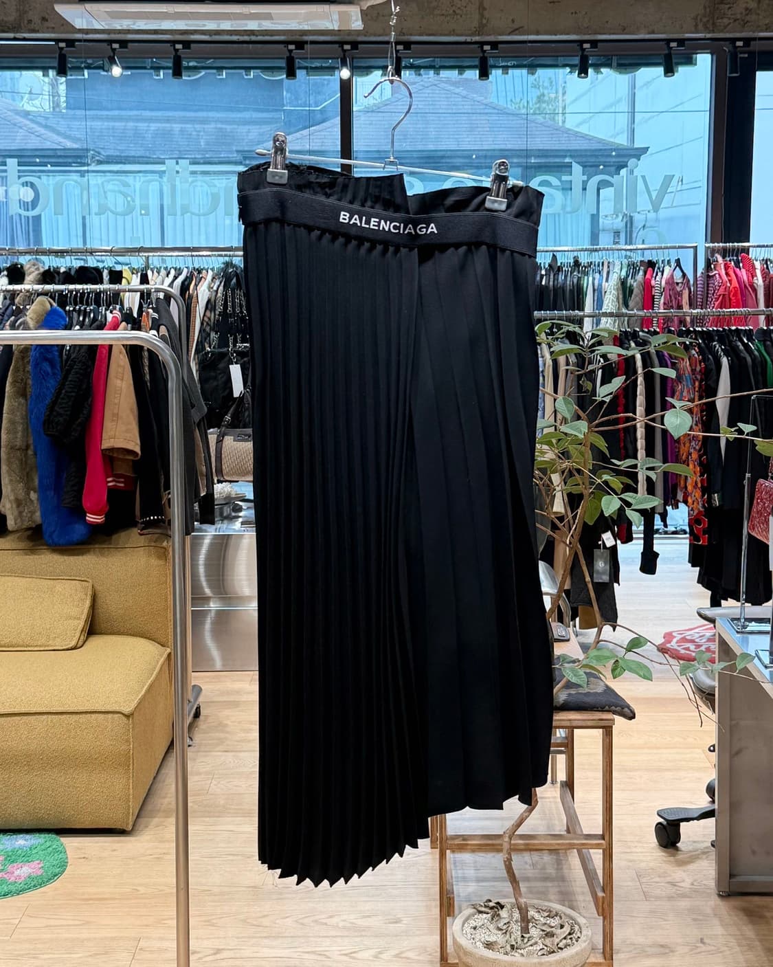 발렌시아가 블랙 플리츠 밴딩 랩 미디스커트 상품이미지1