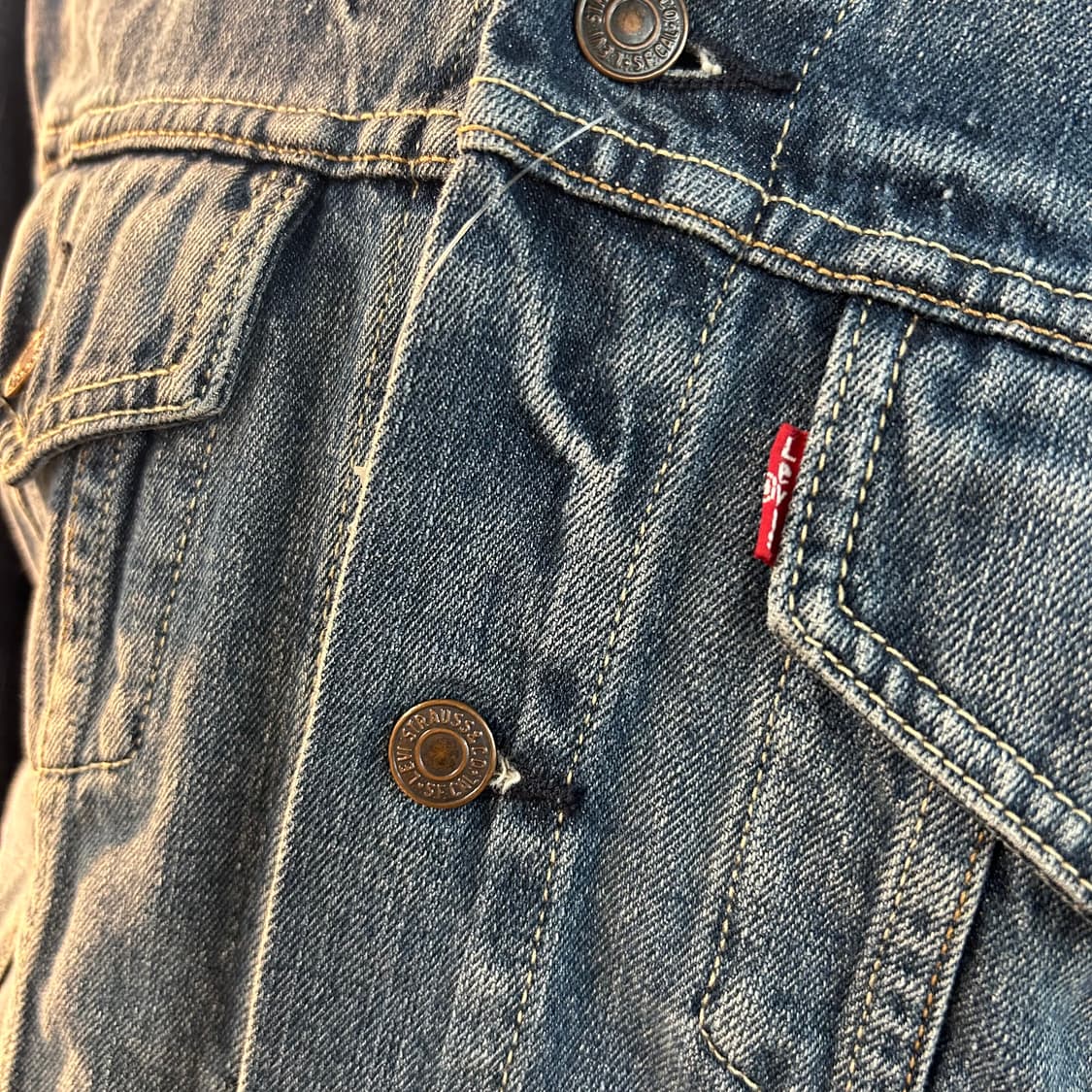 Levi’s Washed Denim Trucker Jacket 상품이미지3