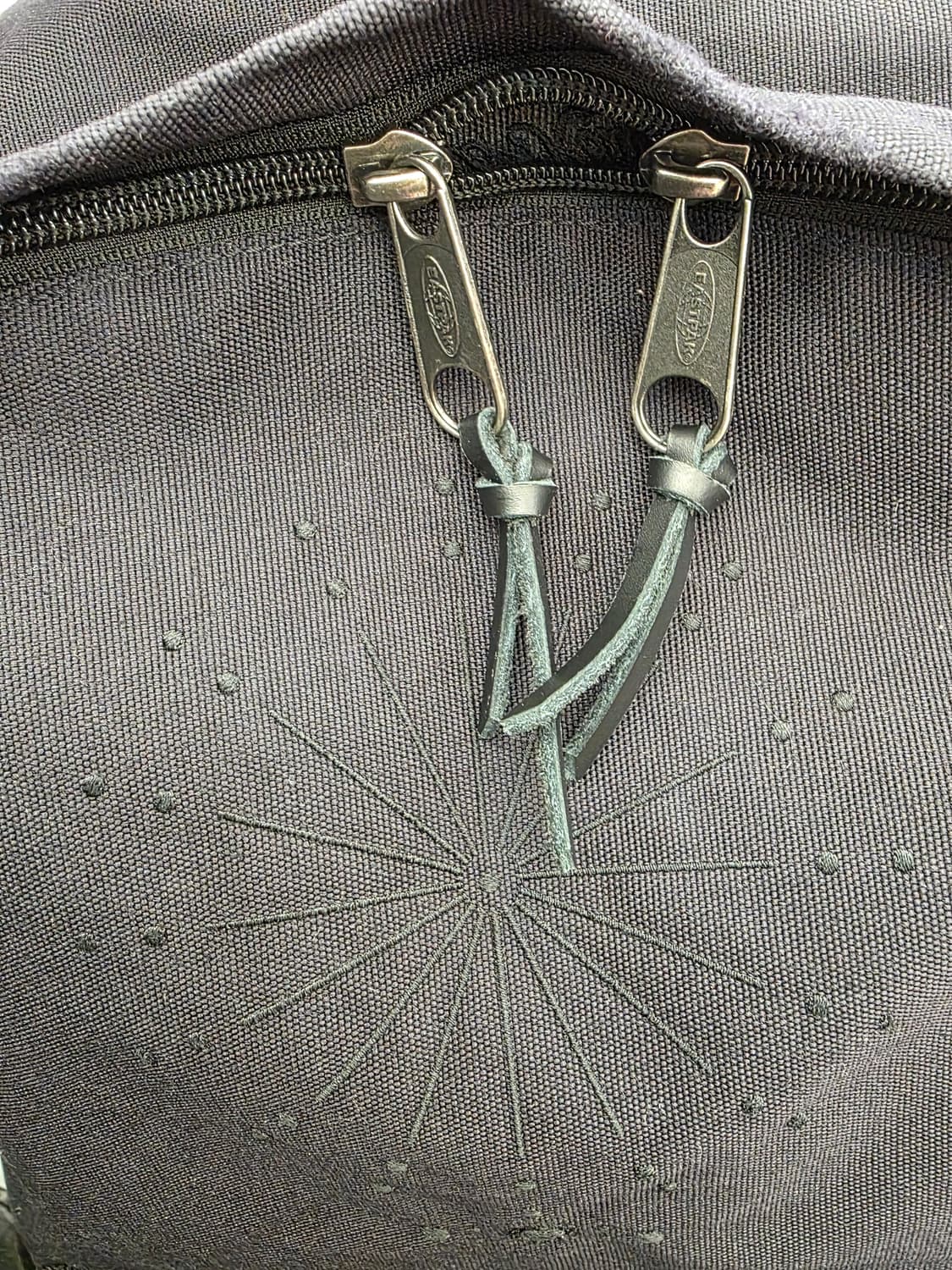 밀로아카이브 x 이스트팩  백팩 상품이미지4