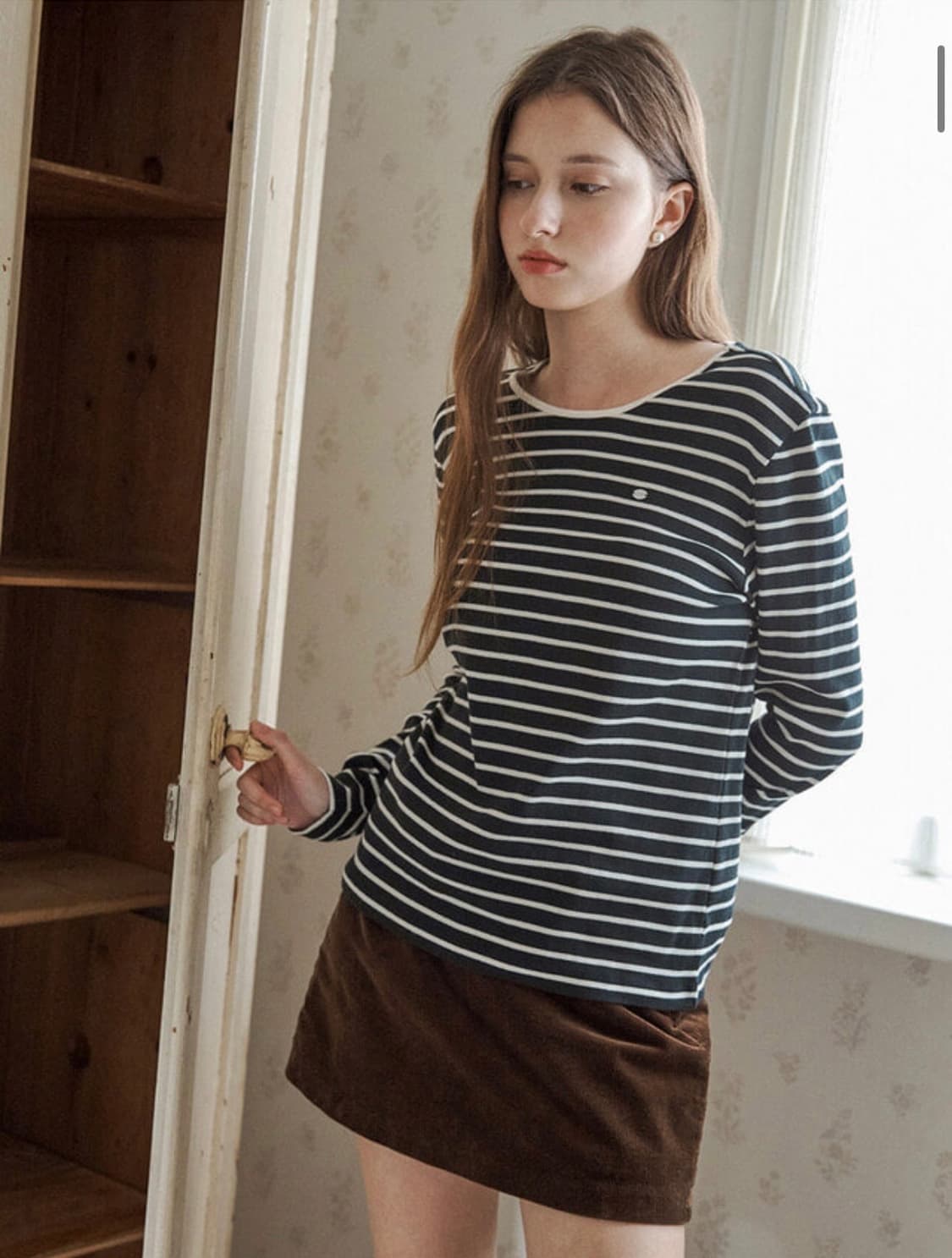 게스 여성 네크 배색 스트라이프 긴팔티셔츠_ 블랙 상품이미지2