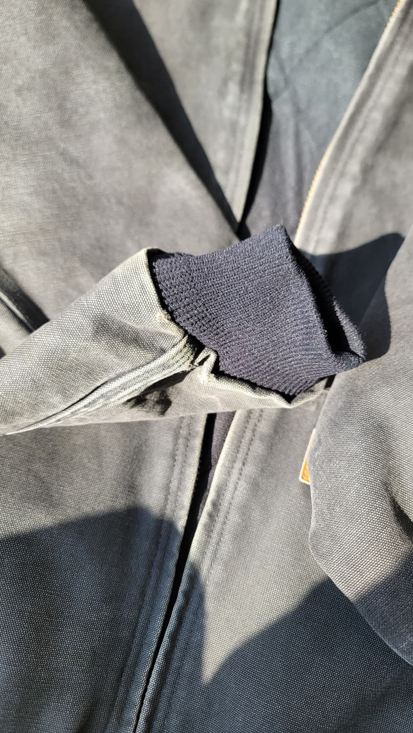 오리지널 칼하트 샌드스톤 j130 블랙색상  XL 사이즈 판매합니다. 상품이미지5