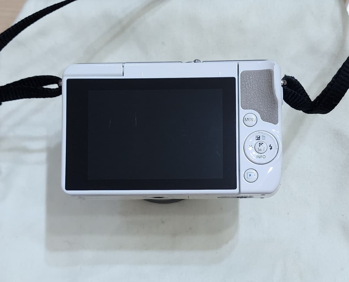 캐논 EOS M10 화이트 미러리스 카메라와 15-45mm 렌즈팝니다. 상품이미지6