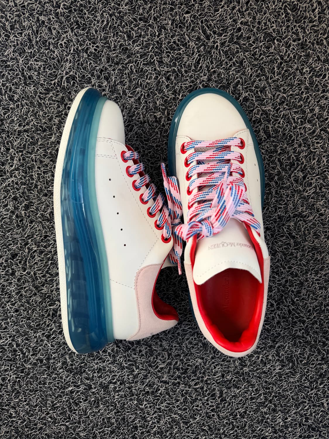 알렉산더 맥퀸 투명 에어솔 스니커즈 (화이트/블루) 상품이미지4