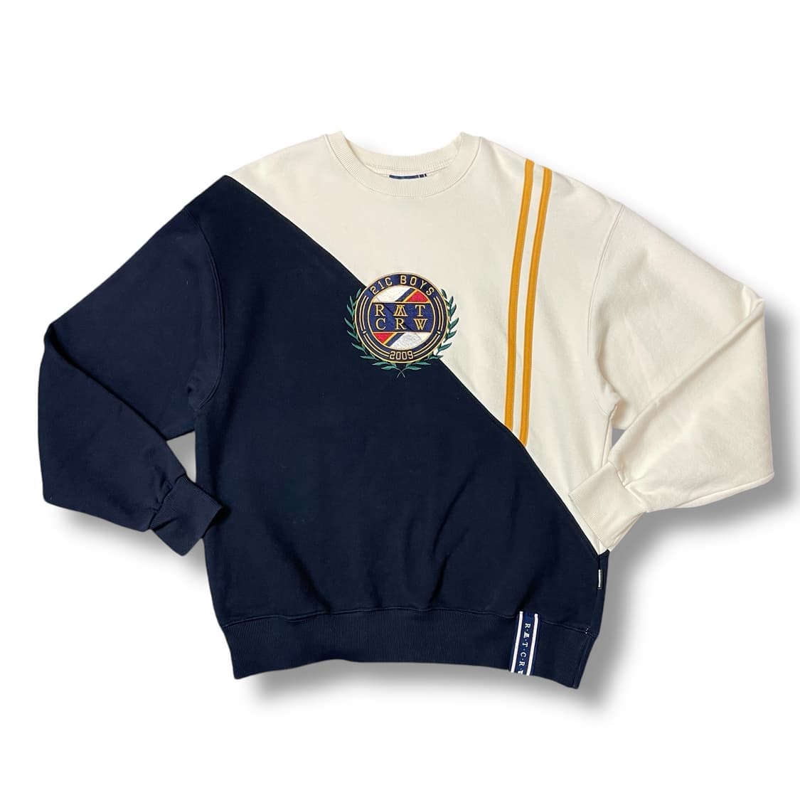 로맨틱크라운 네이비 아이보리 자수 맨투맨 S 상품이미지1