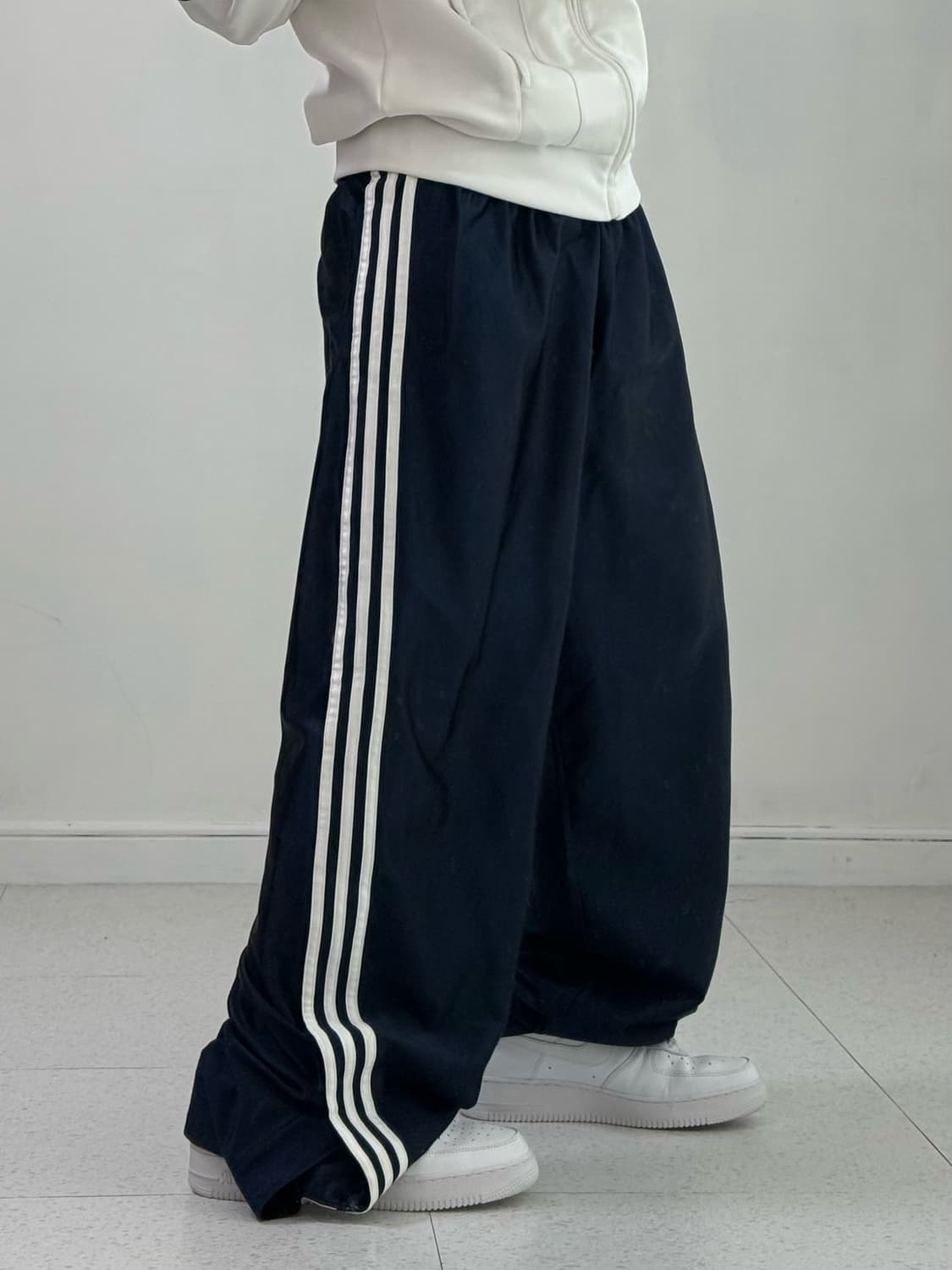 아디다스 네이비 사이드 버튼 트랙팬츠 상품이미지2