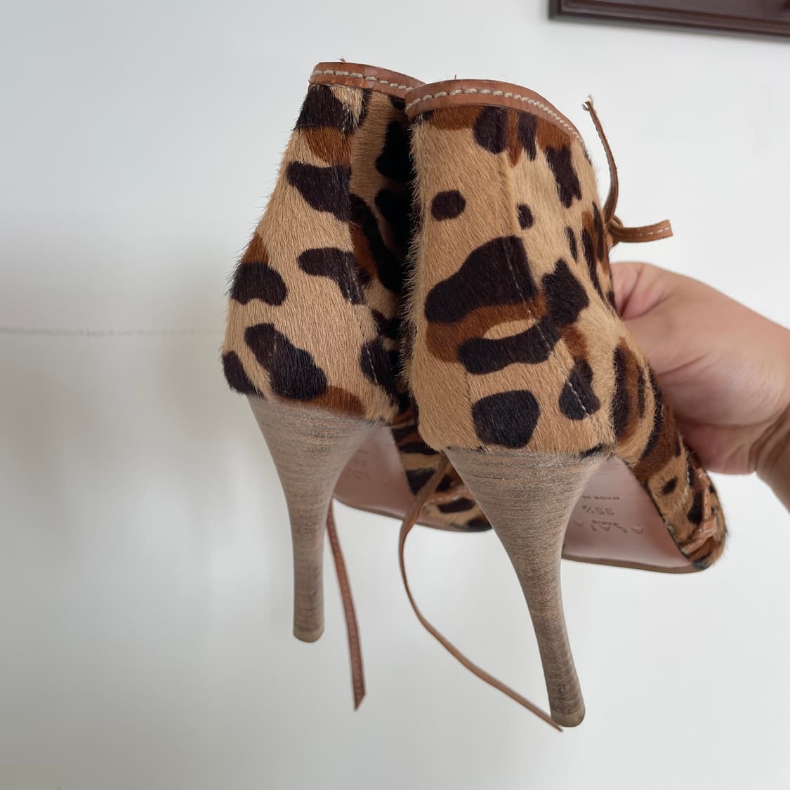 알라이아 35 1/2,225mm 레오파드 송아지 털 레이스업 힐 상품이미지7