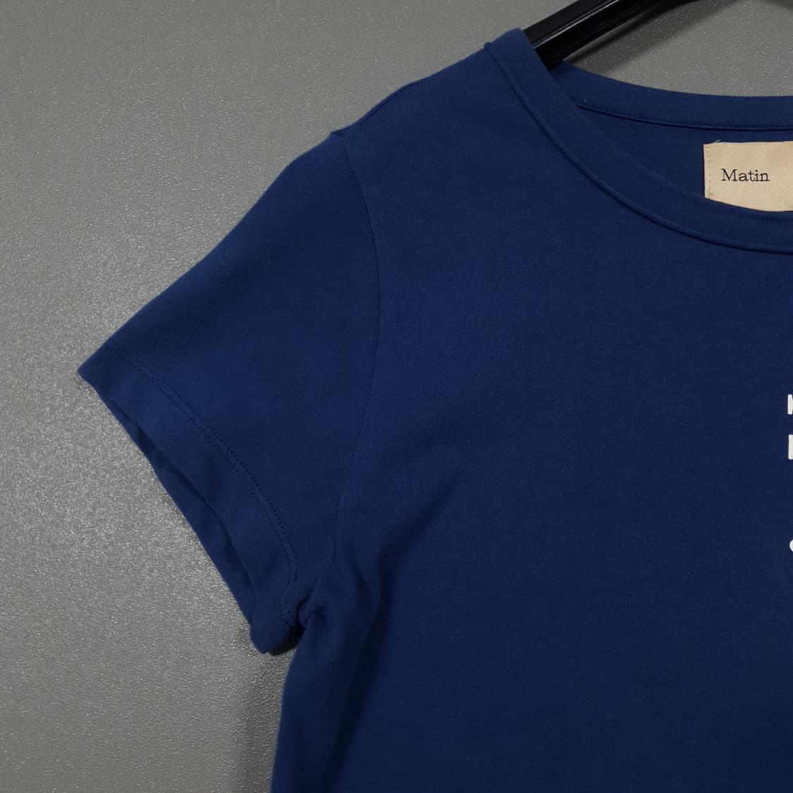 여성 F) 마뗑킴 핀턱 크롭탑 네이비 라운드 반팔 티셔츠 상품이미지3