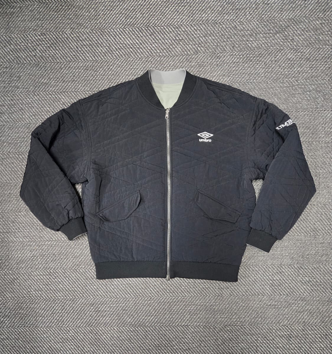 엄브로 24ss 공용 리버시블 퀼팅 패딩 봄버 자켓 양면 항공점퍼 상품이미지1