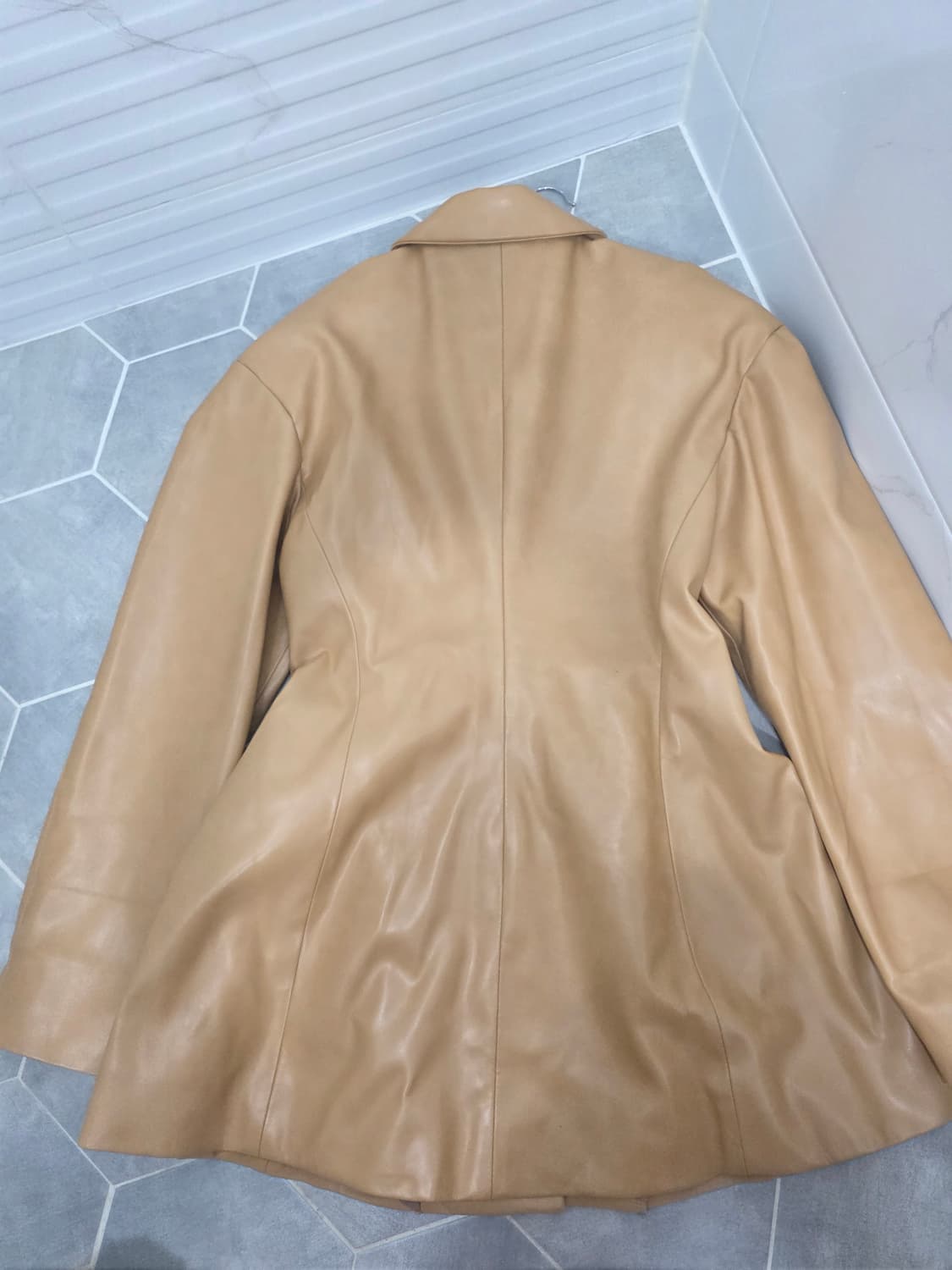 페이퍼문 베이지 페이크레더 자켓 상품이미지4