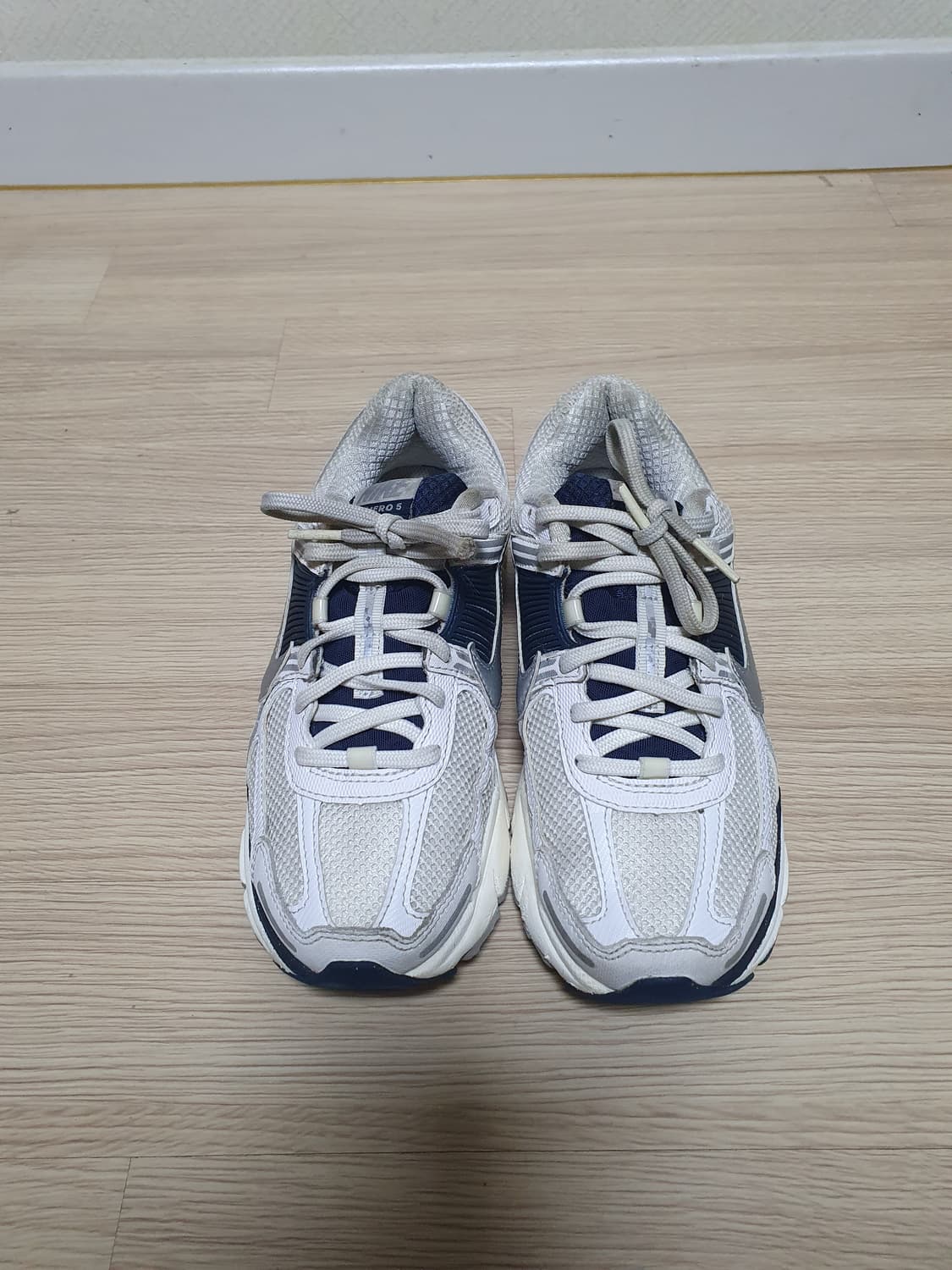 나이키 줌 보메로5 운동화 235 상품이미지3