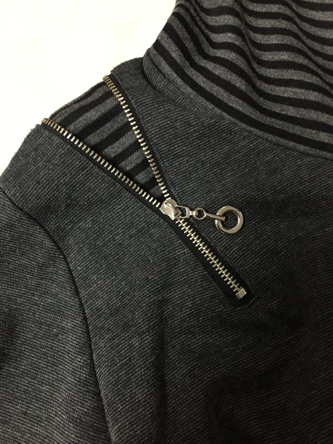 어깨 지퍼 포인트 스트라이프 배색 하이넥 티셔츠 상품이미지3