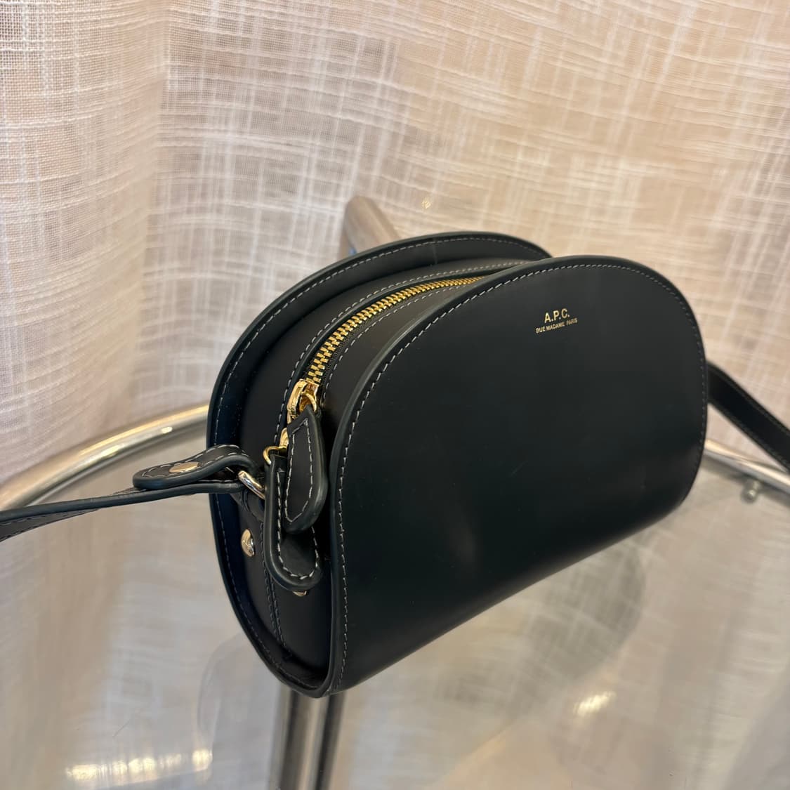 정품 아페쎄 하프문 미니 크로스백   상품이미지4