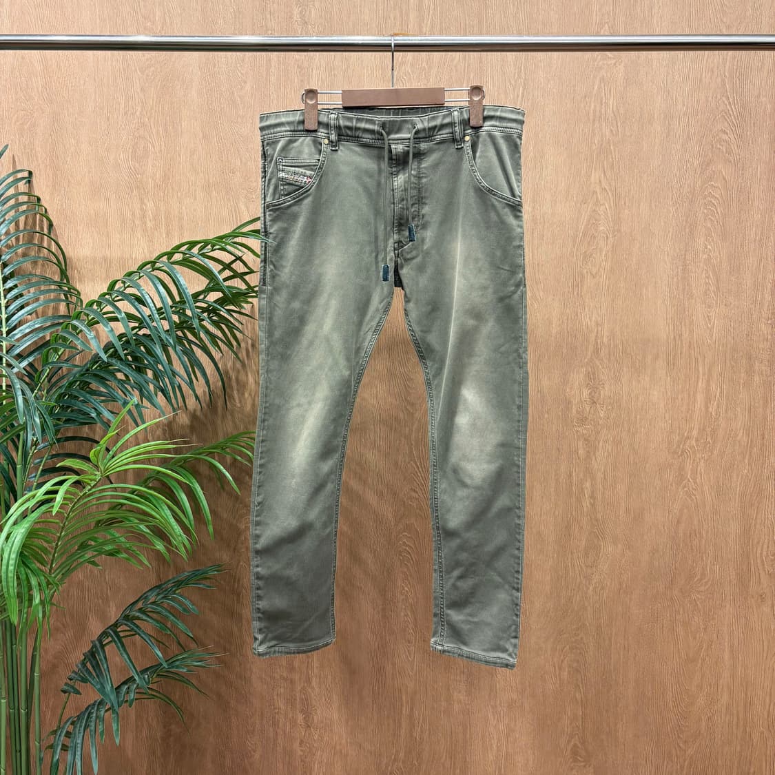 디젤 코튼 스트레치 워싱 팬츠 포켓 스티치 인더스트리 라벨 디테일 카키 상품이미지1