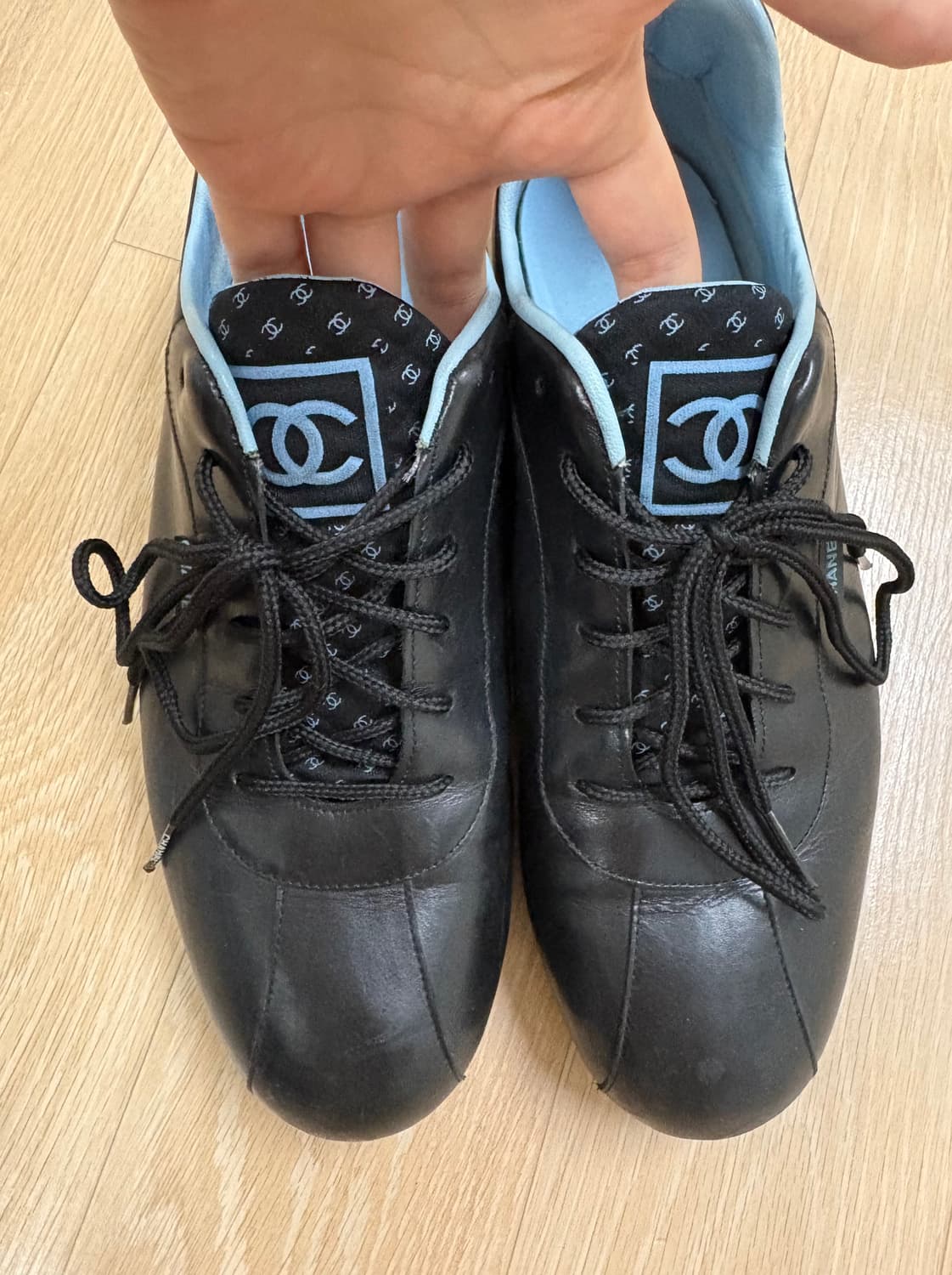 chanel 레더 블랙 스니커즈 37.5 (정품) 상품이미지1