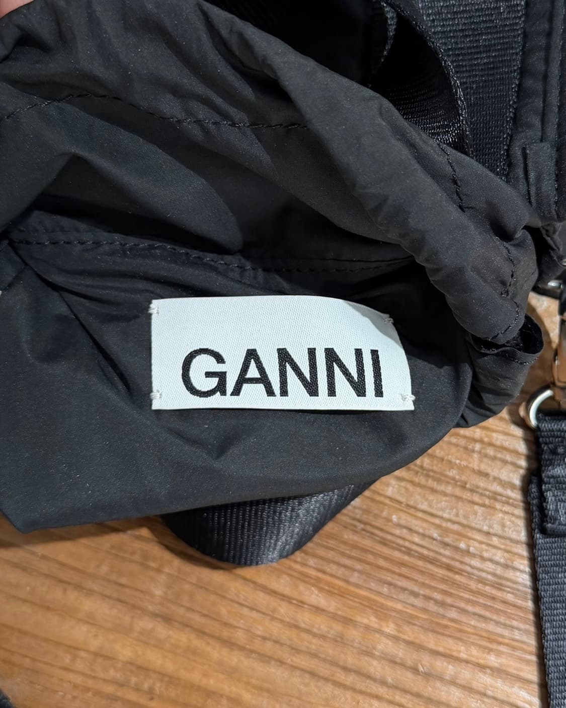 가니 블랙 24ss 로고 스트랩 미니 테크 토트백 상품이미지7